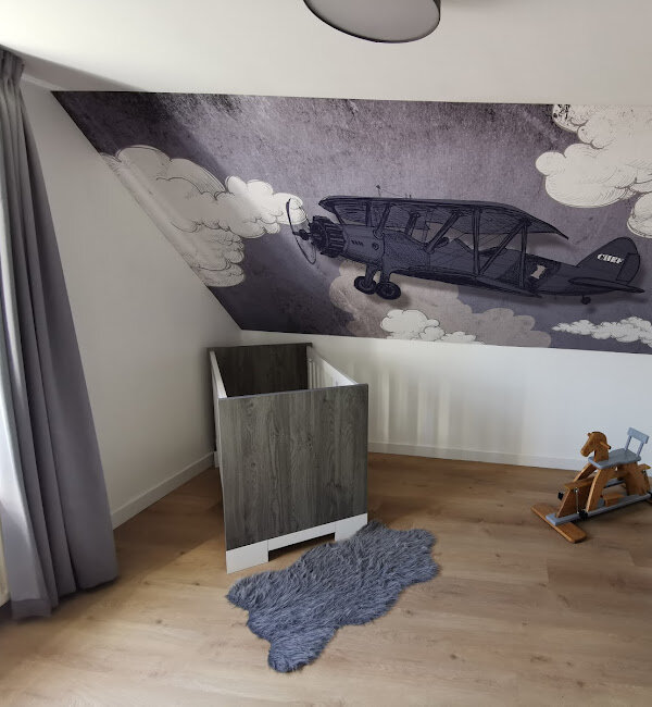 Kun je een schuine muur behangen?